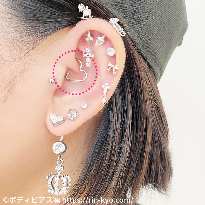ダイスにハートのセグメントリングピアス