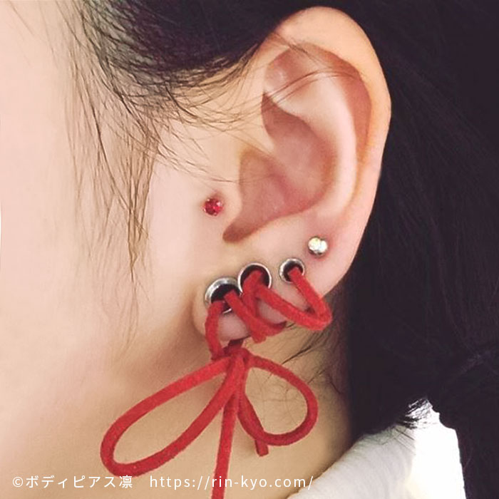 耳たぶ3つのコルセットピアス