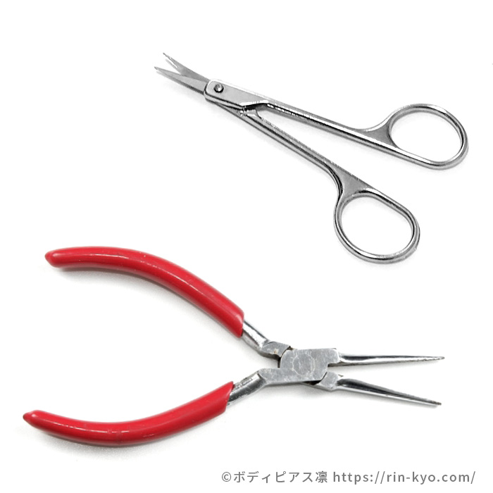 眉用ハサミとラジオペンチ