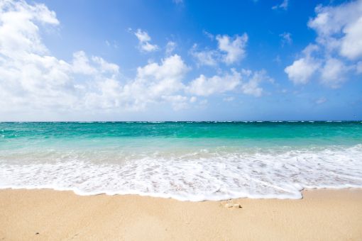 海やプール、温泉ではピアスを外すべき?ピアスを開けたばかりはNG?