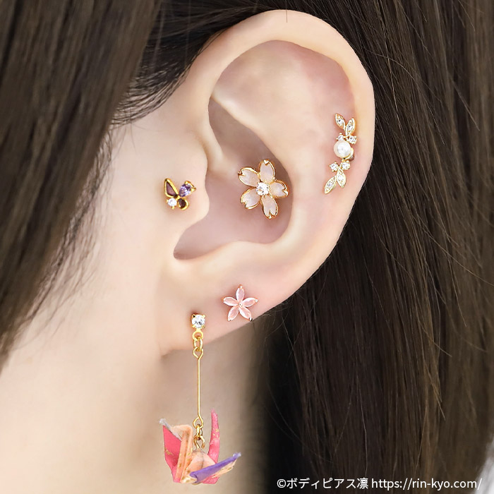 インナーコンクに大き目モチーフピアス