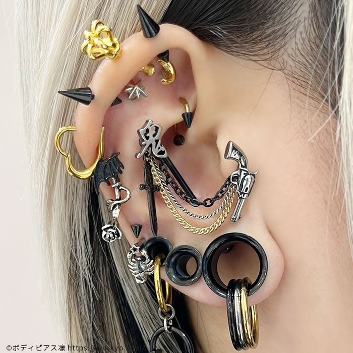 拡張ピアスを開けた耳